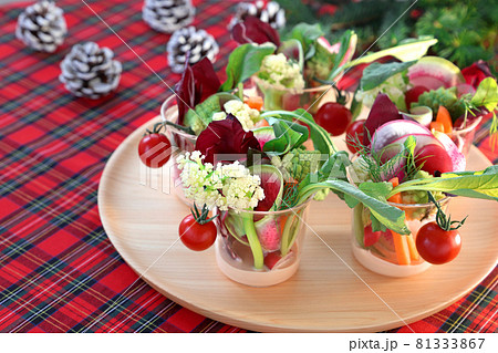 カラフル野菜のグラスサラダ　カップサラダ　ブーケサラダ 81333867