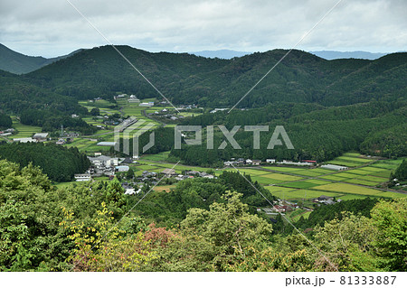高野山町石道・二つ鳥居から天野の里を望む　【和歌山県伊都郡かつらぎ町】 81333887