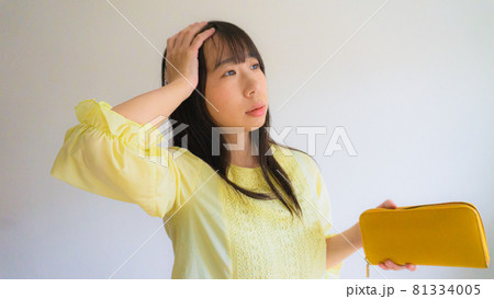 財布を持つ女性 81334005
