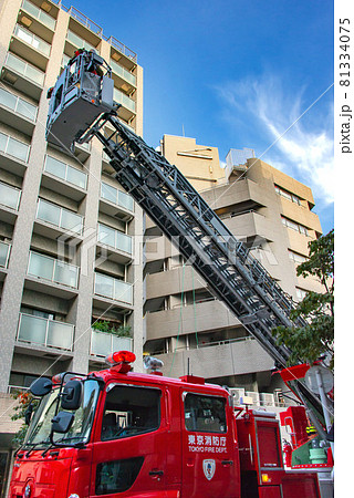 消防自動車のはしご車の消火活動 消防自動車のはしご車の消火活動 81334075