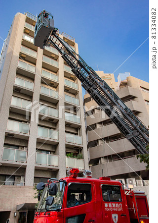 消防自動車のはしご車の消火活動 81334082