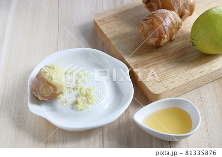 風邪予防に生姜湯作り 生姜おろし 蜂蜜 少し黄色くなったグリーンレモン 風邪予防に生姜湯作り 生姜おろし 蜂蜜 少し黄色くなったグリーンレモン 81335876