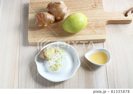 風邪予防に生姜湯作り　生姜おろし　蜂蜜　少し黄色くなったグリーンレモン 81335878