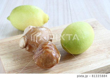 生姜と少し黄色くなったグリーンレモン 生姜と少し黄色くなったグリーンレモン 81335884