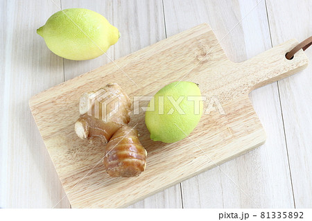 生姜と少し黄色くなったグリーンレモン　 81335892