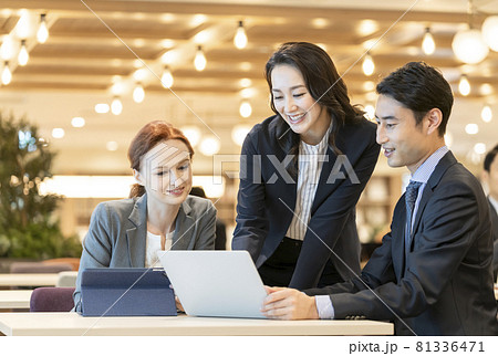 グローバルビジネス  ミーティング　イメージ 81336471