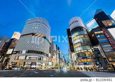 夕方の銀座の風景 81336481