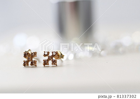 リング 金の 宝石 81337302