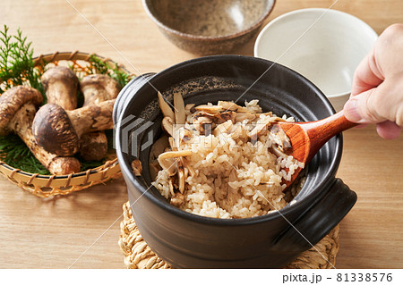 土鍋で炊いた松茸ご飯 81338576