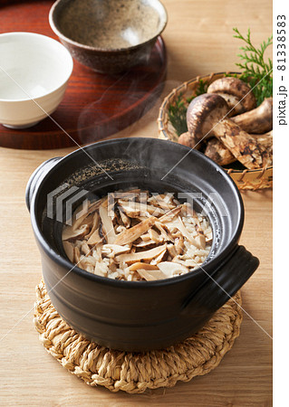 土鍋で炊いた松茸ご飯 土鍋で炊いた松茸ご飯 81338583