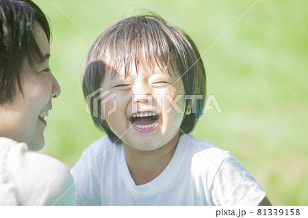 庭のプールで遊ぶ親子 庭のプールで遊ぶ親子 81339158