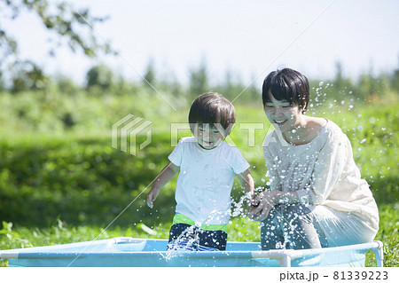 庭のプールで遊ぶ親子 81339223