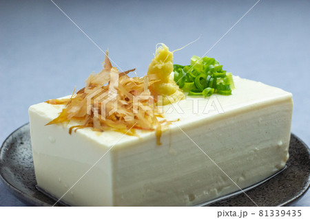 かつおぶし、しょうが、ねぎを乗せた豆腐 81339435