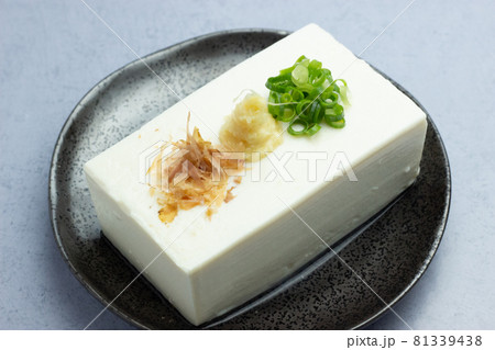 かつおぶし、しょうが、ねぎを乗せた豆腐 81339438