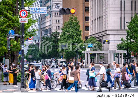 日本の東京都市景観 重症者1935人（全国）…インパルス“感染”デー。大混雑…＝8月24日、東京駅前 81339774