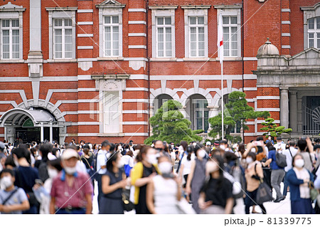 日本の東京都市景観 重症者1935人（全国）…インパルス“感染”デー。大混雑…＝8月24日、東京駅 81339775
