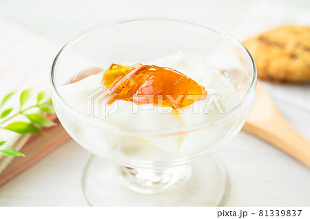 ヨーグルトのメープルがけ 81339837