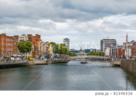 Liffey river, Dublin, Ireland 81340316