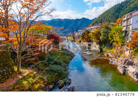 郡上八幡、市街地を流れる吉田川〈岐阜県郡上市〉 郡上八幡、市街地を流れる吉田川〈岐阜県郡上市〉 81340779
