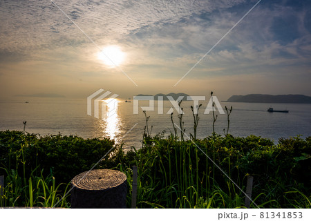 佐賀県の加部島展望台からの夕焼け空と海 81341853