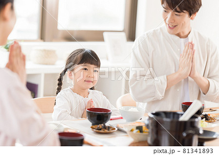 ファミリー　朝食を食べる女の子 81341893