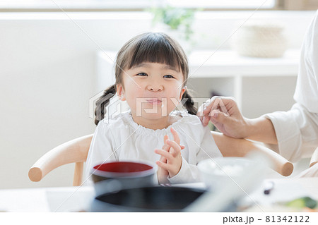 ファミリー　朝食シーン　ほっぺたにご飯粒を付けた女の子 81342122