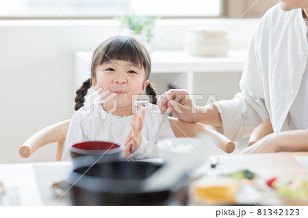 ファミリー　朝食シーン　ほっぺたにご飯粒を付けた女の子 81342123