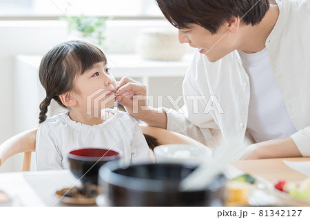 ファミリー 朝食シーン ほっぺたにご飯粒を付けた女の子 ファミリー 朝食シーン ほっぺたにご飯粒を付けた女の子 81342127