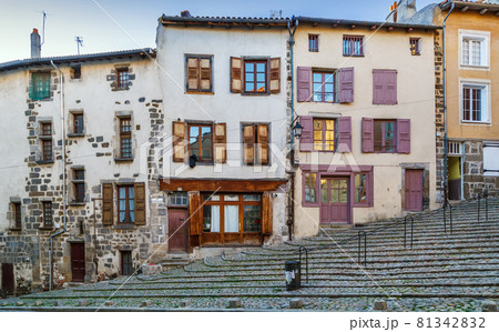 Street in Le Puy-en-Velay, France Street in Le Puy-en-Velay, France 81342832