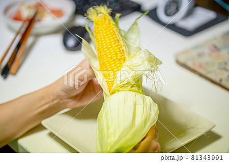 トウモロコシを食べる女性 トウモロコシを食べる女性 81343991