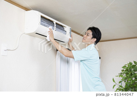 エアコンの清掃をするハウスクリーニングの作業員 81344047