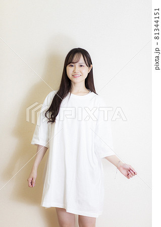 白Tシャツ姿の女性・部屋着・ラフスタイル 81344151
