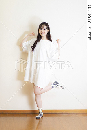 白Tシャツ姿の女性・部屋着・ラフスタイル 81344157