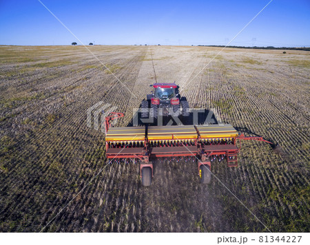 Tractor y maquinaria agricola , sembrando, La Pampa, Argentina Tractor y maquinaria agricola , sembrando, La Pampa, Argentina 81344227