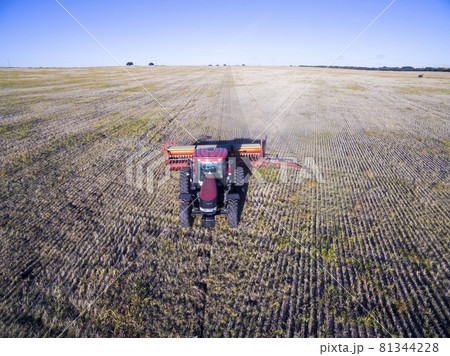 Tractor y maquinaria agricola , sembrando, La Pampa, Argentina Tractor y maquinaria agricola , sembrando, La Pampa, Argentina 81344228