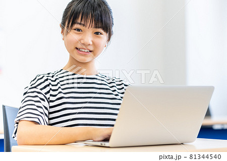 教室でパソコンを見る小学生の女の子 撮影協力:中央工学校附属日本語学校 教室でパソコンを見る小学生の女の子 撮影協力:中央工学校附属日本語学校 81344540
