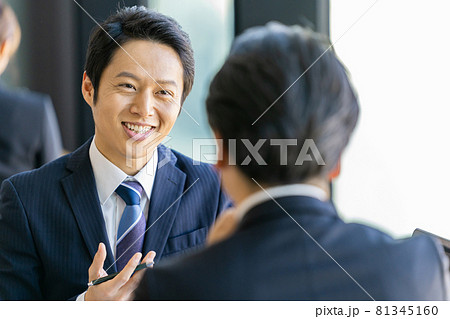 オフィスで商談するビジネスマン 81345160
