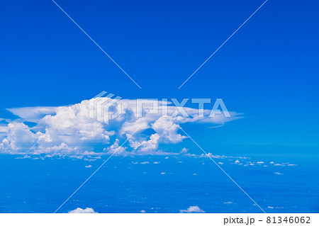 積乱雲　かなとこ雲　空撮　【 夏 の 天気 急変 イメージ 】 81346062
