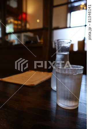 夏のカフェでいただく冷たい水 夏のカフェでいただく冷たい水 81346141