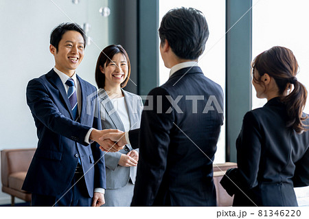握手するビジネスマン 81346220
