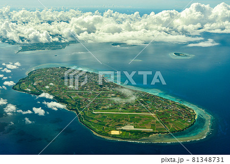 飛行機から眺める沖縄の絶景 81348731