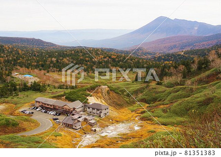 八幡平の温泉施設　藤七温泉と岩手山 81351383