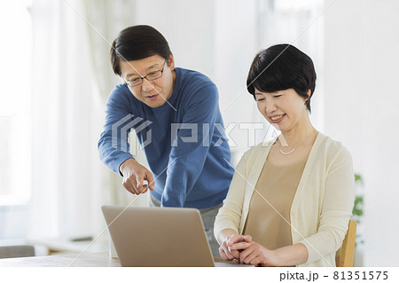 シニア夫婦 パソコン シニア夫婦 パソコン 81351575