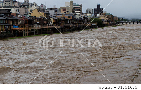 2013年9月台風18号による増水した鴨川 81351635