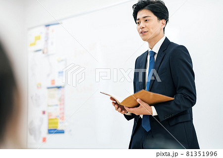 教室で教える先生　撮影協力：中央工学校附属日本語学校 81351996