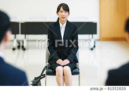 企業の面接を受ける女性 81352020