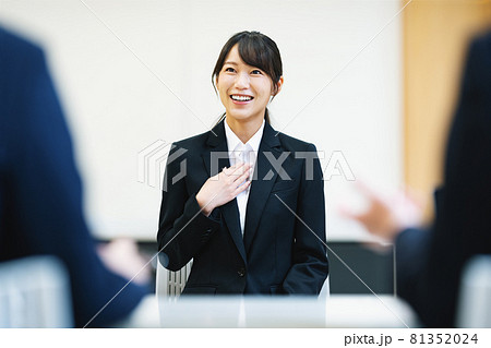 企業の面接を受ける女性 81352024