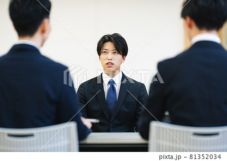企業の面接を受ける男性 81352034