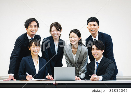 若いビジネスパーソンのポートレート 81352045