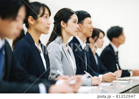 研修を受けるビジネスパーソン 81352047
